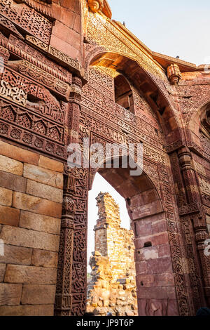 Les ruines de Qutb complexe, Delhi, Inde. Banque D'Images