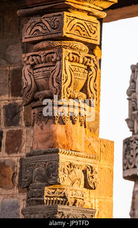 Une colonne sculptée dans le richement complexe Qutb à Delhi, en Inde. Banque D'Images