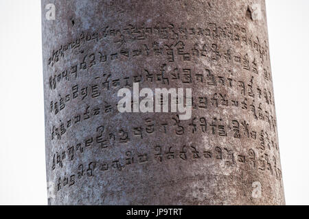 L'inscription sur le pilier de fer de Delhi, Delhi, Inde. Banque D'Images