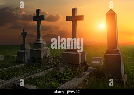 Atmosphère creepy dans le cimetière avec pierre tombale Banque D'Images