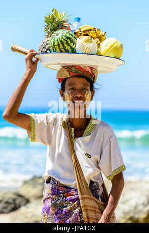 Mandalay, MYANMAR - DEC 27, 2014 : femme birmane vendant fruits mix, la plage de Ngapali, Birmanie Banque D'Images