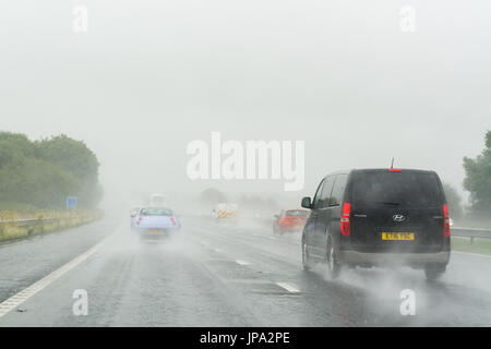 Une faible visibilité sur l'autoroute britannique en raison de l'eau de surface après de fortes pluies Banque D'Images