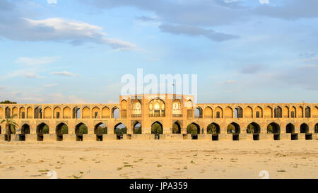 Khaju-Bridge à Isfahan, Iran, au coucher du soleil Banque D'Images