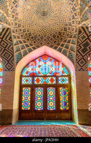 SHIRAZ, IRAN - avril 27, 2015 : plafond hors des mosaïques et des ornements de la mosquée Nasir ol Molk Banque D'Images