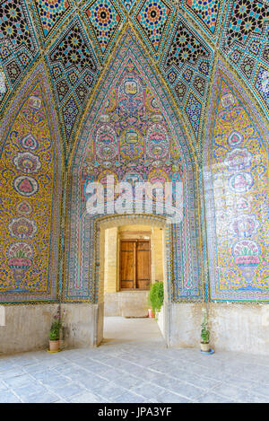 SHIRAZ, IRAN - avril 27, 2015 : plafond hors des mosaïques et des ornements de la mosquée Nasir ol Molk Banque D'Images