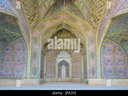 SHIRAZ, IRAN - avril 27, 2015 : plafond hors des mosaïques et des ornements de la mosquée Nasir ol Molk Banque D'Images