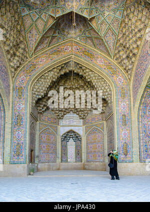 SHIRAZ, IRAN - avril 27, 2015 : plafond hors des mosaïques et des ornements de la mosquée Nasir ol Molk Banque D'Images