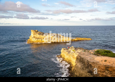 Rock formation 'Porte d'Enfer' au coucher du soleil, Guadeloupe Banque D'Images