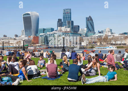 L'Angleterre, Londres, les employés de bureau et sur les toits de la ville Banque D'Images