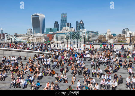 L'Angleterre, Londres, les employés de bureau et sur les toits de la ville Banque D'Images