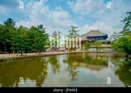 Nara, Japon - 26 juillet 2017 : des personnes non identifiées, à pied de Temple Todai-ji avec un grand temple de l'Est derrière, et un beau lac artificiel avec des réflexions. Ce temple est un temple bouddhiste situé dans la ville de Nara Banque D'Images