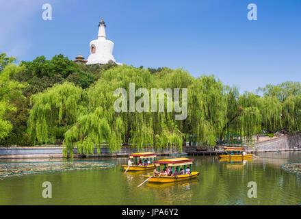 La Chine, Beijing, Beihai Lake, le parc Beihai, Dagoba blanc Banque D'Images