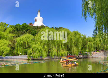 La Chine, Beijing, Beihai Lake, le parc Beihai, Dagoba blanc Banque D'Images