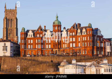 L'Angleterre, Norfolk, Cromer, Jetée de Cromer et toits de la ville Banque D'Images