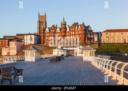 L'Angleterre, Norfolk, Cromer, Jetée de Cromer et toits de la ville Banque D'Images