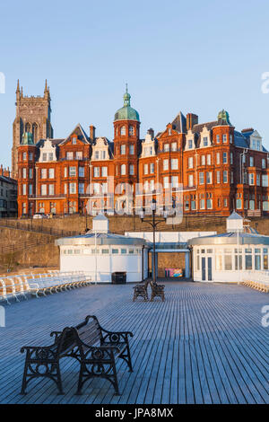 L'Angleterre, Norfolk, Cromer, Jetée de Cromer et toits de la ville Banque D'Images