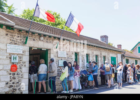 France, Normandie, Giverny, les visiteurs faisant la queue pour entrer dans le jardin de Monet Banque D'Images