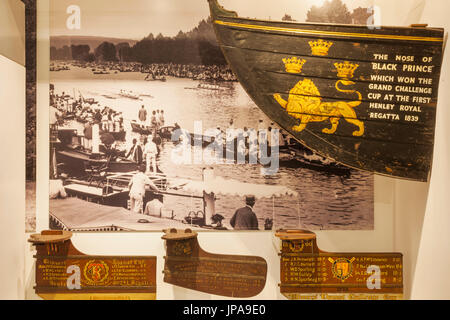 L'Angleterre, l'Oxfordshire, Henley-on-Thames, rivière et Musée de l'Aviron, l'affichage de l'historique bateau à rames Banque D'Images