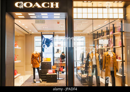 La Chine, Hong Kong, Central, la SFI Shopping Mall, Coach Store Banque D'Images