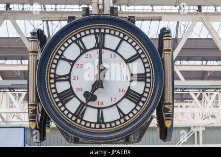 L'Angleterre, Londres, gare de Waterloo Station, Réveil Banque D'Images