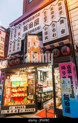 Le Japon, Honshu, Tokyo, Asakusa, Temple Sensoji aka d'Asakusa Kannon, la Rue Commerçante Nakamise, une boutique de souvenirs Banque D'Images