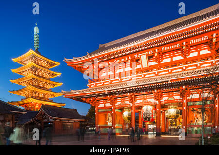 Le Japon, Honshu, Tokyo, Asakusa, Temple Sensoji aka d'Asakusa Kannon, Pagoda et Porte du Temple Banque D'Images