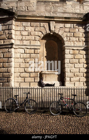 Scène de rue, personne se trouve dans une alcôve, d'une clôture, bicyclettes, Oxford, Oxfordshire, Angleterre, Grande-Bretagne Banque D'Images