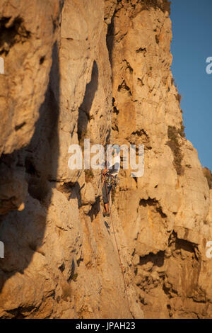 Dans la zone d'escalade grimpeur Pas de la Mala Dona, Costa del Garraf, Catalogne, Espagne Banque D'Images