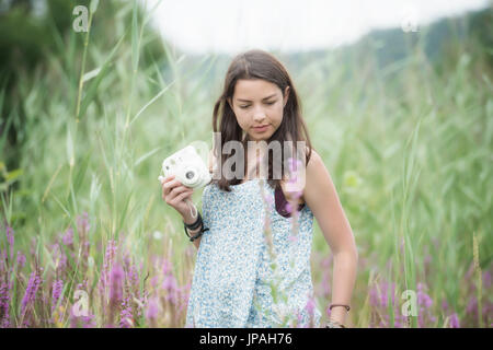 Les filles avec l'appareil photo dans l'herbe haute Banque D'Images
