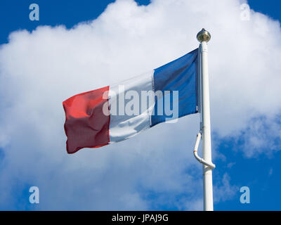 Le drapeau national français d'un mât Banque D'Images