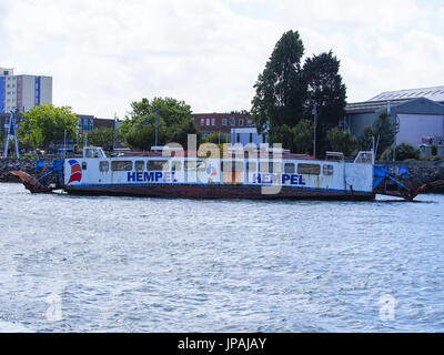 L'ancienne chaîne de Newport à Cowes ferry qui traverse la medina river sur l'île de Wight, maintenant mis en place dans le port de Portsmouth. Banque D'Images