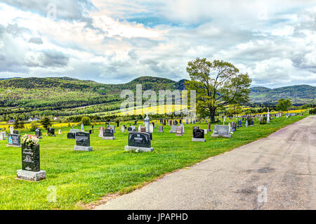 Les Eboulements, Canada - 2 juin 2017 : Presbytère cimetière des éboulements dans Charlevoix, région de Québec avec les pierres tombales de la famille Tremblay Banque D'Images