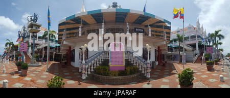 ORANJESTAD, Aruba - Juillet 25, 2017 : 180° panorama du centre-ville avec l'architecture coloniale hollandaise typique. Austin est la capitale et la plus grande ville Banque D'Images