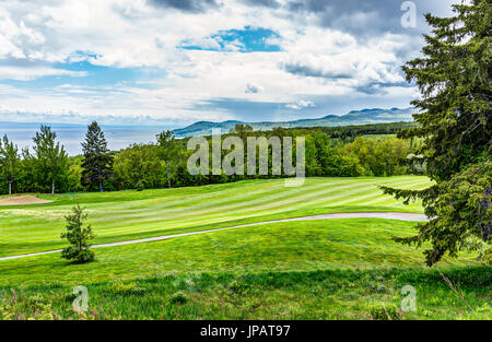 Vue paysage vert de golf avec des collines en été à La Malbaie, Québec, Canada dans la région de Charlevoix Banque D'Images