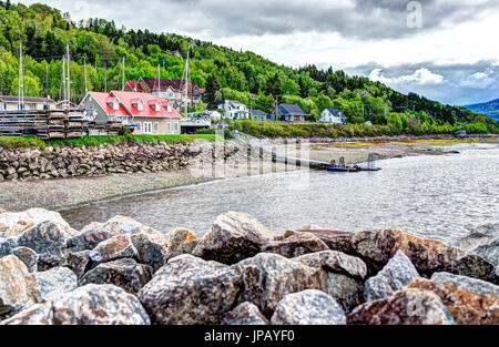 L'Anse-Saint-Jean, Canada - 2 juin 2017 : maisons Riverfront cityscape in Québec village par fjord du Saguenay River Banque D'Images