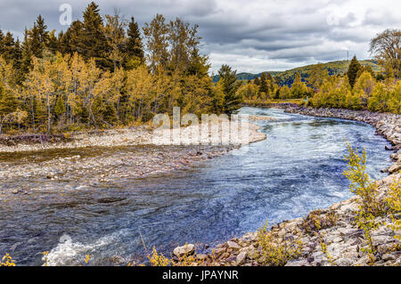 La rivière Petit Saguenay au Québec, Canada au cours de l'automne avec curve Banque D'Images