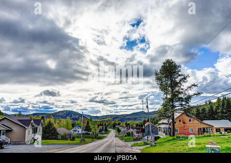 L'Anse-Saint-Jean, Canada - 2 juin 2017 : paysage urbain et routier au Québec village par le fjord du Saguenay, rivière avec Stormy Sky Banque D'Images