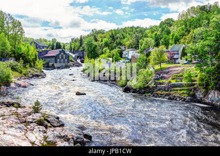 Chicoutimi, Canada - le 3 juin 2017 : La Pulperie de Chicoutimi, Musée régional de pâte à Saguenay, Québec avec rivière et l'eau qui coule en été Banque D'Images