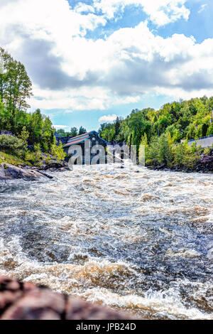 Chicoutimi, Canada - le 3 juin 2017 : La Pulperie de Chicoutimi, Musée régional de pâte à Saguenay, Québec avec rivière et l'eau qui coule en été Banque D'Images