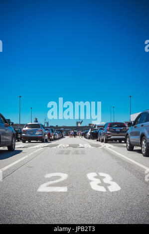 Voitures en attente dans la gamme ferry. BC Ferries gare maritime Tsawwassen (Colombie-Britannique), Canada. Banque D'Images