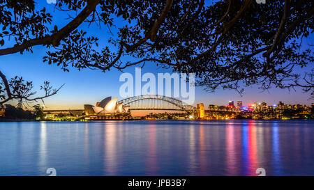 Opera House et le Harbour Bridge au coucher du soleil, Royal Botanic Garden Banque D'Images