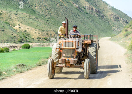 OROST, IRAN - Mai 03, 2015 : agriculteur perse traditionnelle sur un tracteur dans les montagnes d'Iran Banque D'Images