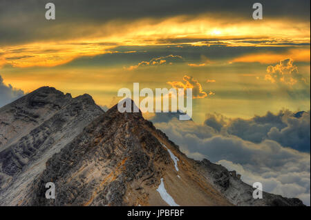 Vue de l'Birkkarspitze, au sommet se tient un homme et regarde au loin. Banque D'Images