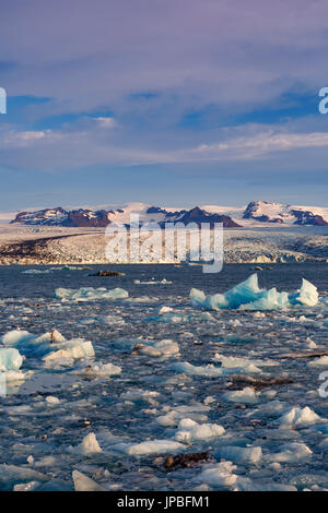 La glace, les icebergs, extrémité sud du glacier de Vatnajokull et montagnes couvertes de neige, Glacier Jökulsárlón Lagoon, le Parc National de Vatnajökull, Islande Banque D'Images