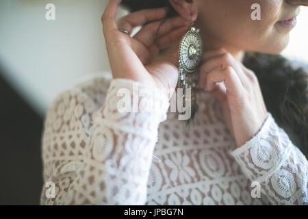 Jeune mariée avec Affaires indiennes bijoux avant mariage, Close up Banque D'Images