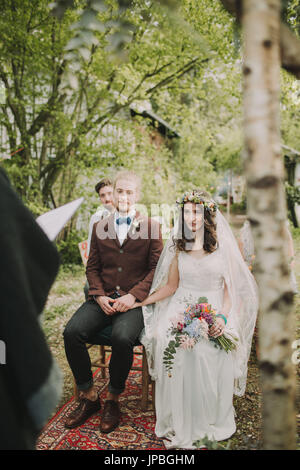 D'autres couples nuptiales à la cérémonie du mariage en plein air Banque D'Images