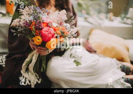 Autre mariage, mariée avec bouquet, Close up Banque D'Images