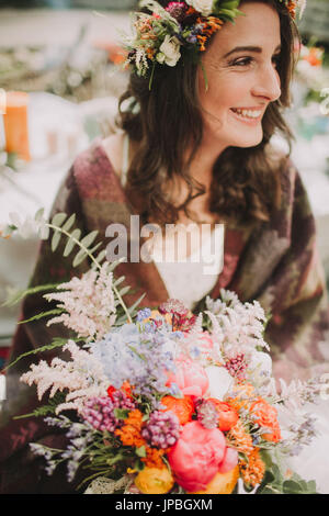 Autre mariage, mariée avec bouquet, heureux, rire, portrait Banque D'Images