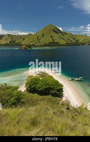 Paysage d'une île typique dans la mer de Flores, Indonésie, Komodo, l'UNESCO, patrimoine mondial Banque D'Images