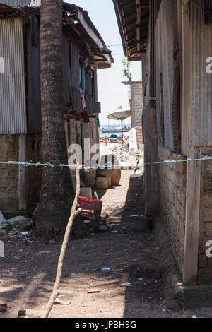 La photographie de rue à Kampung Rinca, chemin, rue, pauvres, les maisons, l'Indonésie, Rinca, Kampung Rinca, streetlife, l'UNESCO, patrimoine mondial Banque D'Images